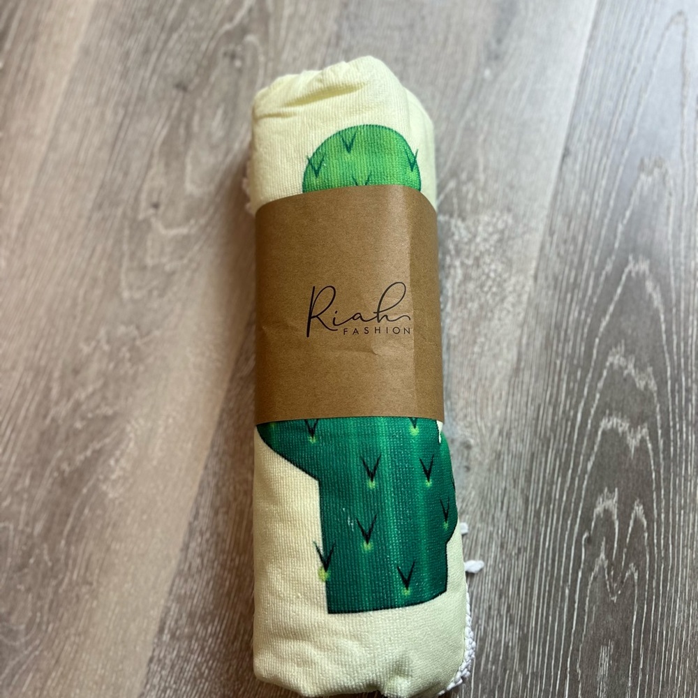 Giant Cactus towel - Picture 2 of 5
